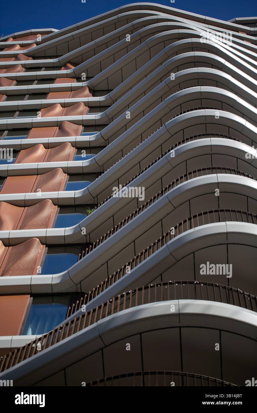 LONDRES, Royaume-Uni - 1er AVRIL 2025 : image abstraite de l'extérieur du bâtiment Triptych à Park Street, Bankside Banque D'Images