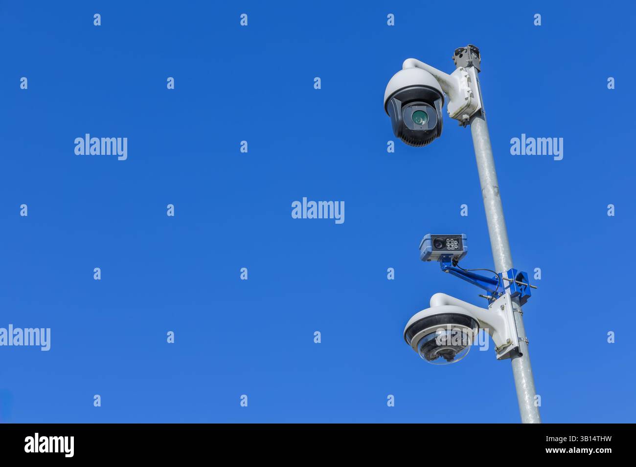 Trois caméras de surveillance sur un poteau, une caméra haute résolution avec vision nocturne, reconnaissance automatique de plaque d'immatriculation (ANPR) et une vue panoramique de 360 c Banque D'Images