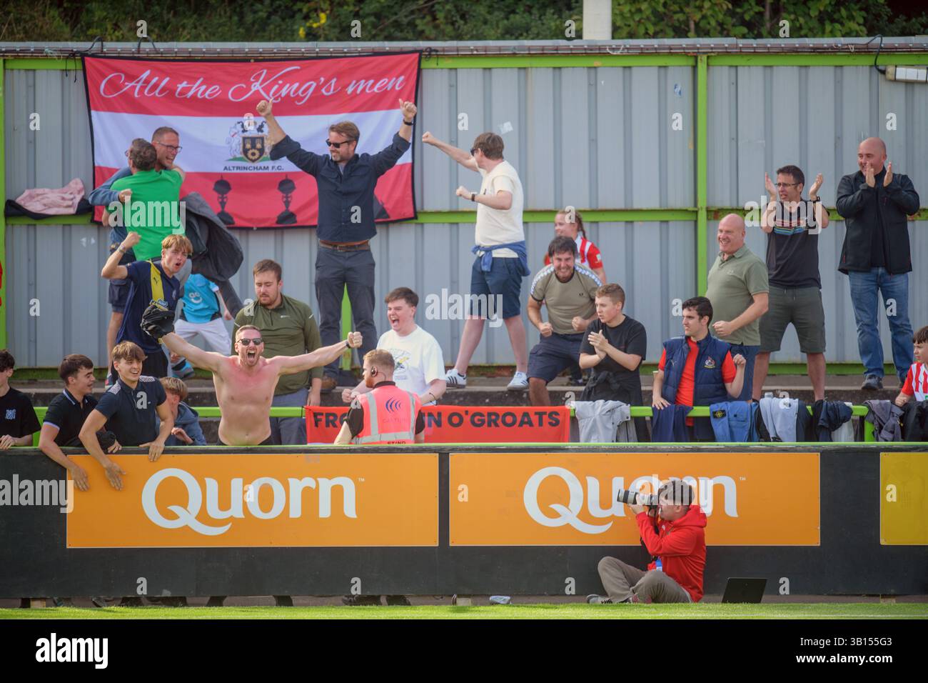 Les fans itinérants célèbrent un égaliseur Altrincham FC au Forest Green Rovers, Gloucestershire UK. Banque D'Images