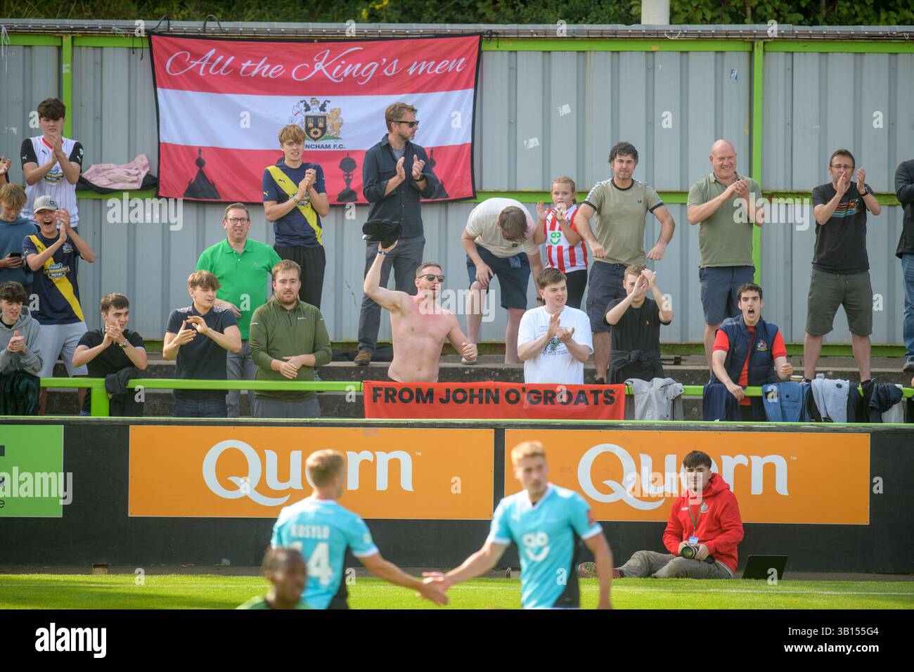 Les fans itinérants célèbrent un égaliseur Altrincham FC au Forest Green Rovers, Gloucestershire UK. Banque D'Images