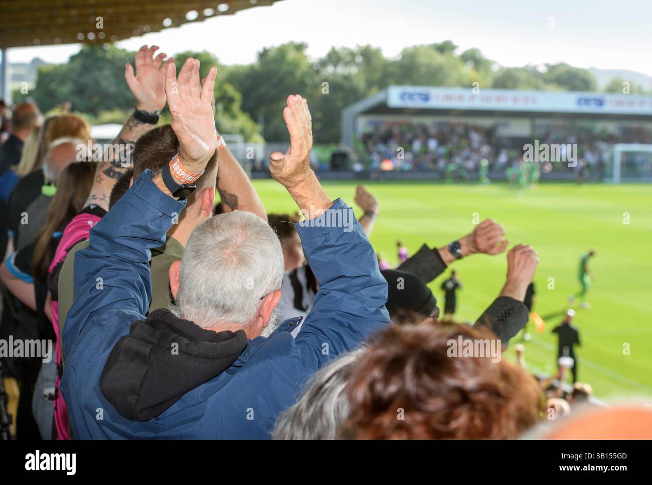 Les fans célèbrent un but à Forest Green Rovers, Gloucestershire UK. Banque D'Images