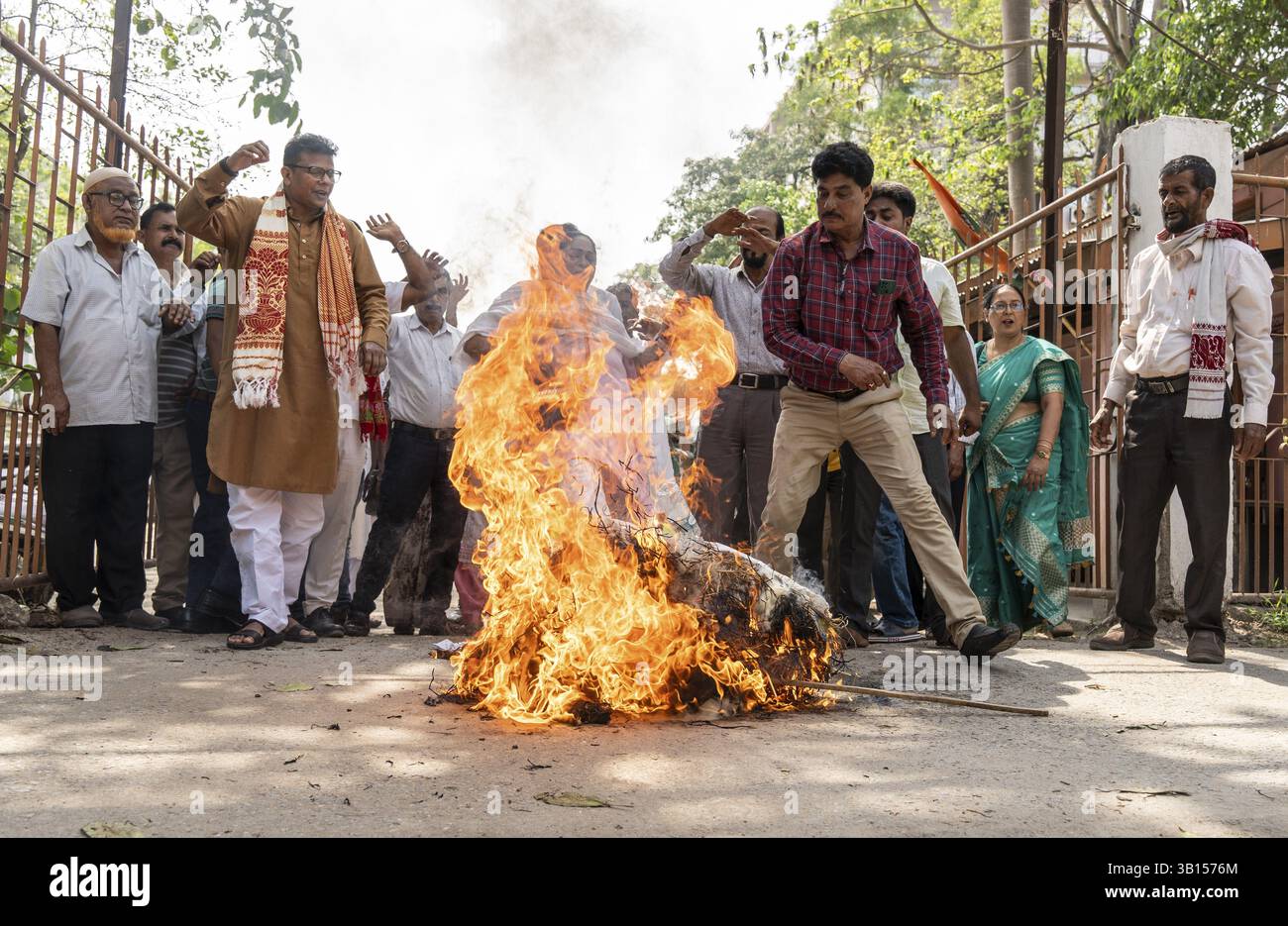 Les membres du Parti du Congrès brûlent une effigie nommée 'terroriste pakistanais' alors qu'ils protestent contre l'attaque terroriste de Pahalgam à Guwahati, Assam, Inde sur Un Banque D'Images