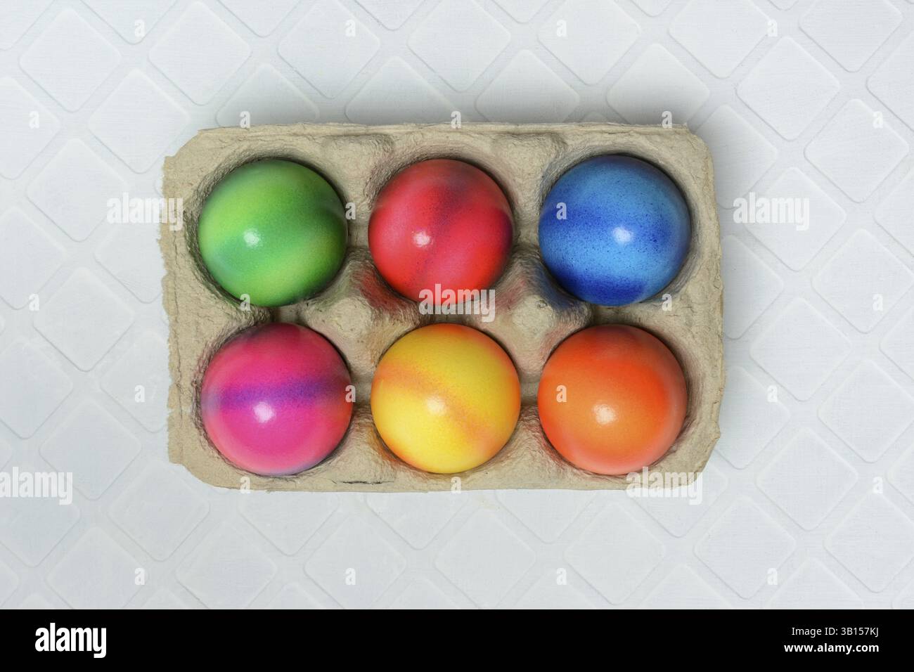 Oeufs de Pâques colorés dans un emballage, oeufs teints Banque D'Images
