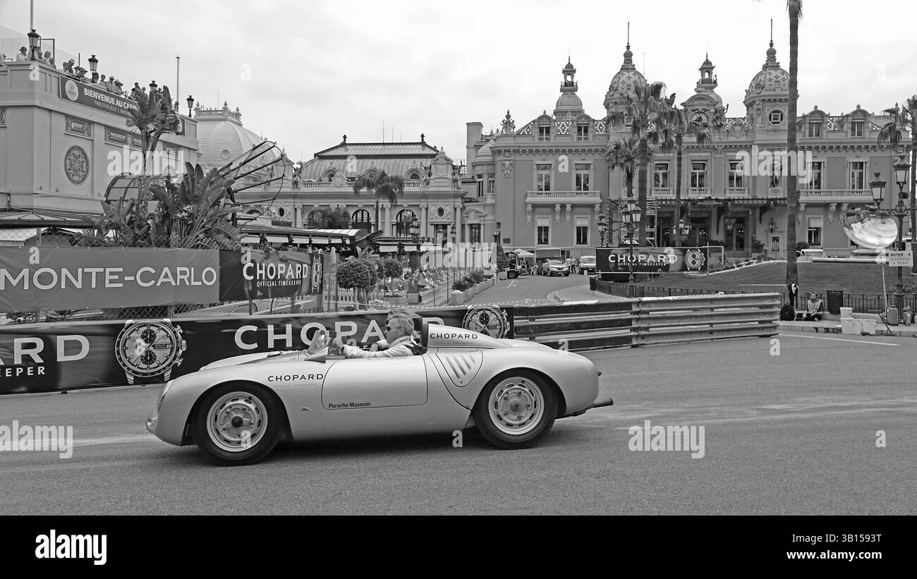 Porsche 550 Spyder RS, pilotée par Karl-Friedrich Scheufele, Co-Président Chopard, Parade 70 ans de Porsche sur la place en face du Casino Monte Banque D'Images