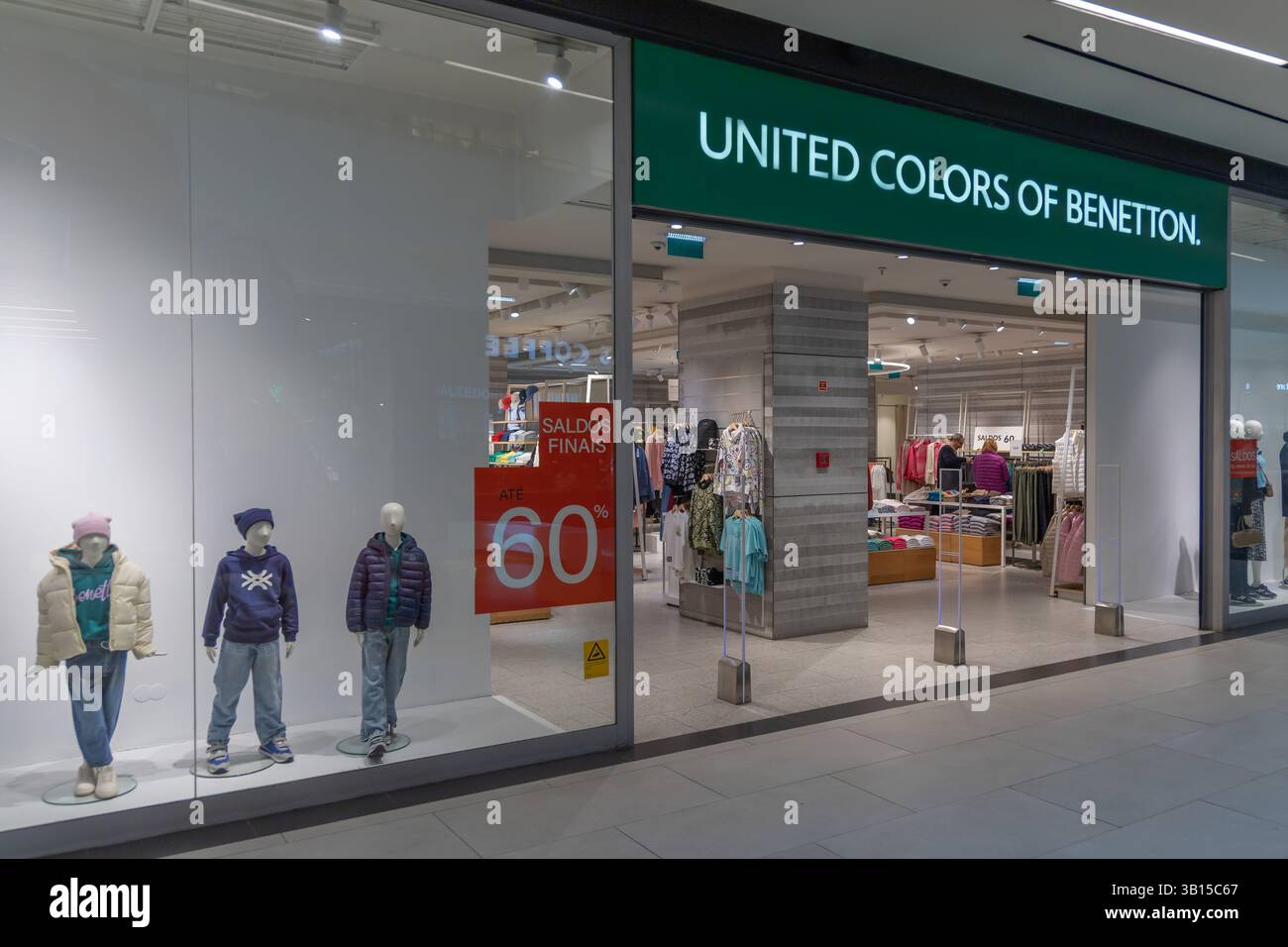 Lisbonne, Portugal. 23 février 2025. Couleurs Unies du logo benetton signe et magasin d'entrée au centre commercial Alegro. La marque vend des vêtements décontractés pour Banque D'Images