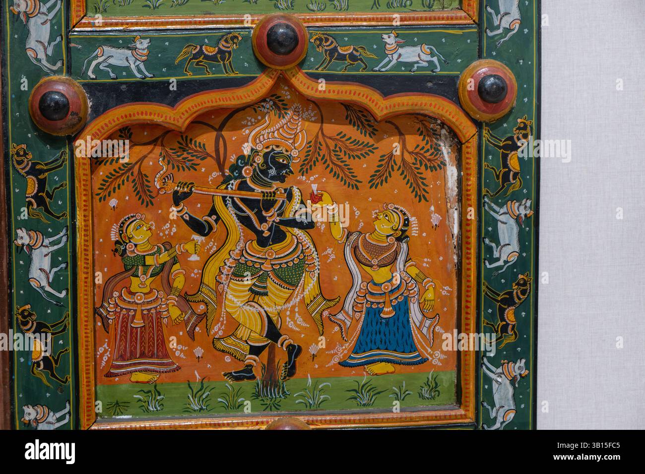 Une scène de Rasalila représentant Krishna dansant avec les Gopis. Bhittichitra est une forme d'art traditionnel de l'Odisha. Peintes sur une porte, ces peintures murales depi Banque D'Images Une scène de Rasalila représentant Krishna dansant avec les Gopis. Bhittichitra est une forme d'art traditionnel de l'Odisha. Peintes sur une porte, ces peintures murales depi Banque D'Images
