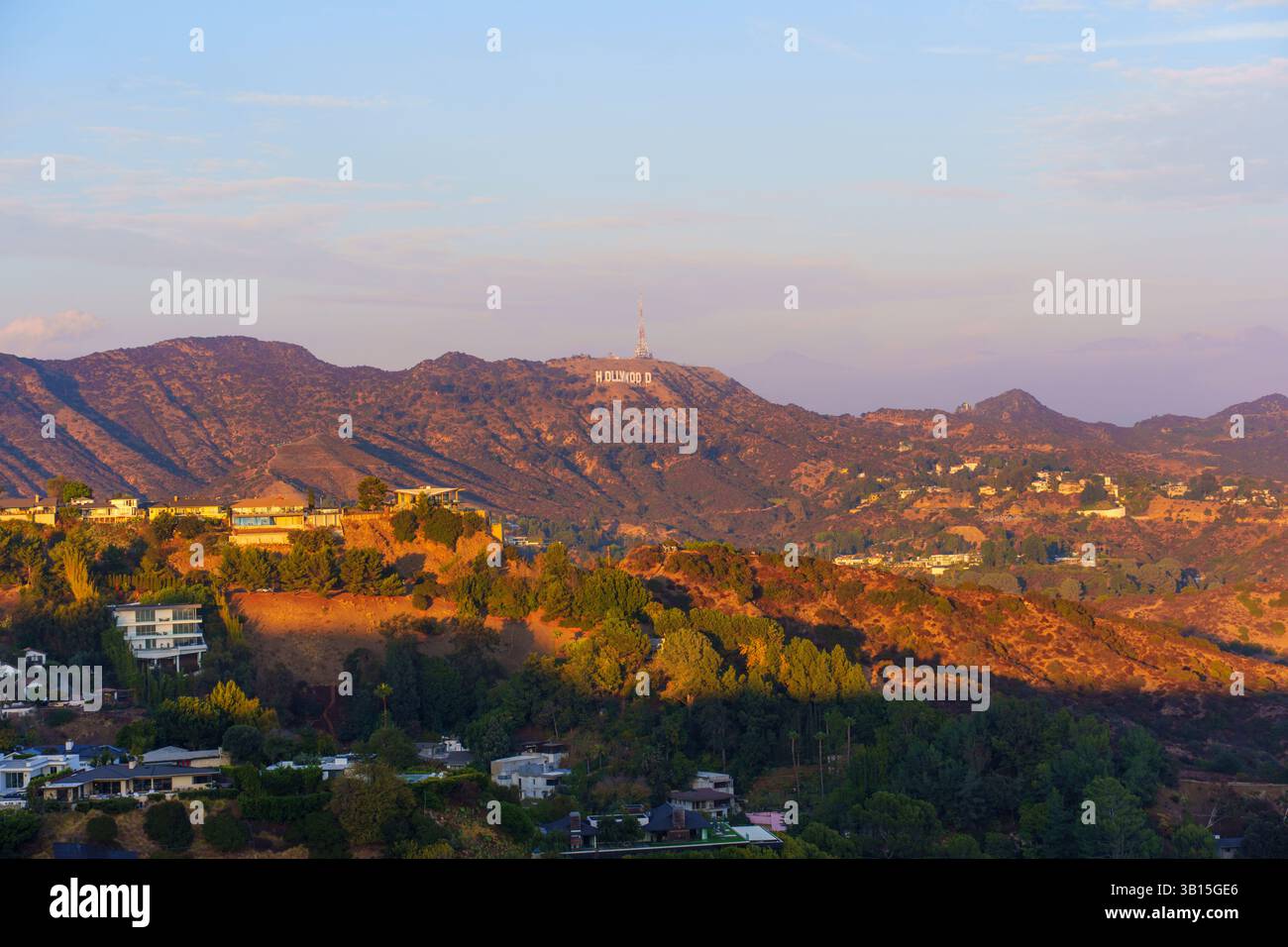 Los Angeles, Californie - 28 novembre 2024 : classique Hollywood Sign vista avec des maisons nichées sous les collines dans le quartier résidentiel de Los ANGELES. Banque D'Images