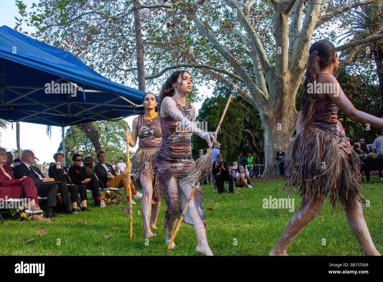 Sydney, Australie. 25 avril 2025. L'événement Colred Digger et la marche Anzac Day commémorent les aborigènes et les insulaires du détroit de Torres qui ont servi l'Australie dans des conflits à l'étranger. ANZAC Day commémore le jour où l'Australian and New Zealand Army Corp (ANZAC) débarque sur les côtes de Gallipoli le 25 avril 1915, pendant la première Guerre mondiale. Crédit : Richard Milnes/Alamy Live News Banque D'Images