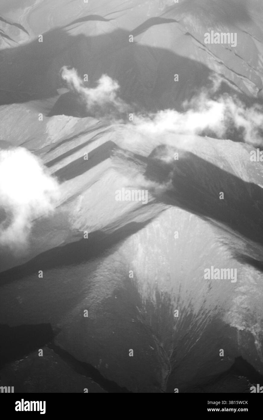 Vue aérienne des chaînes de montagnes avec nuages, paysage noir et blanc Banque D'Images
