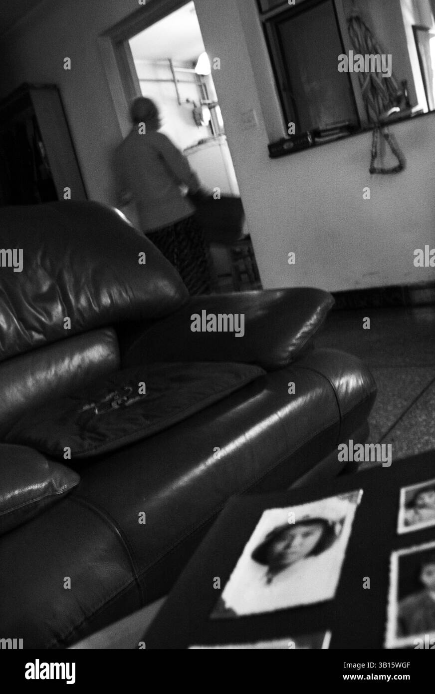 Une femme âgée chinoise et son portrait militaire de la jeunesse Banque D'Images