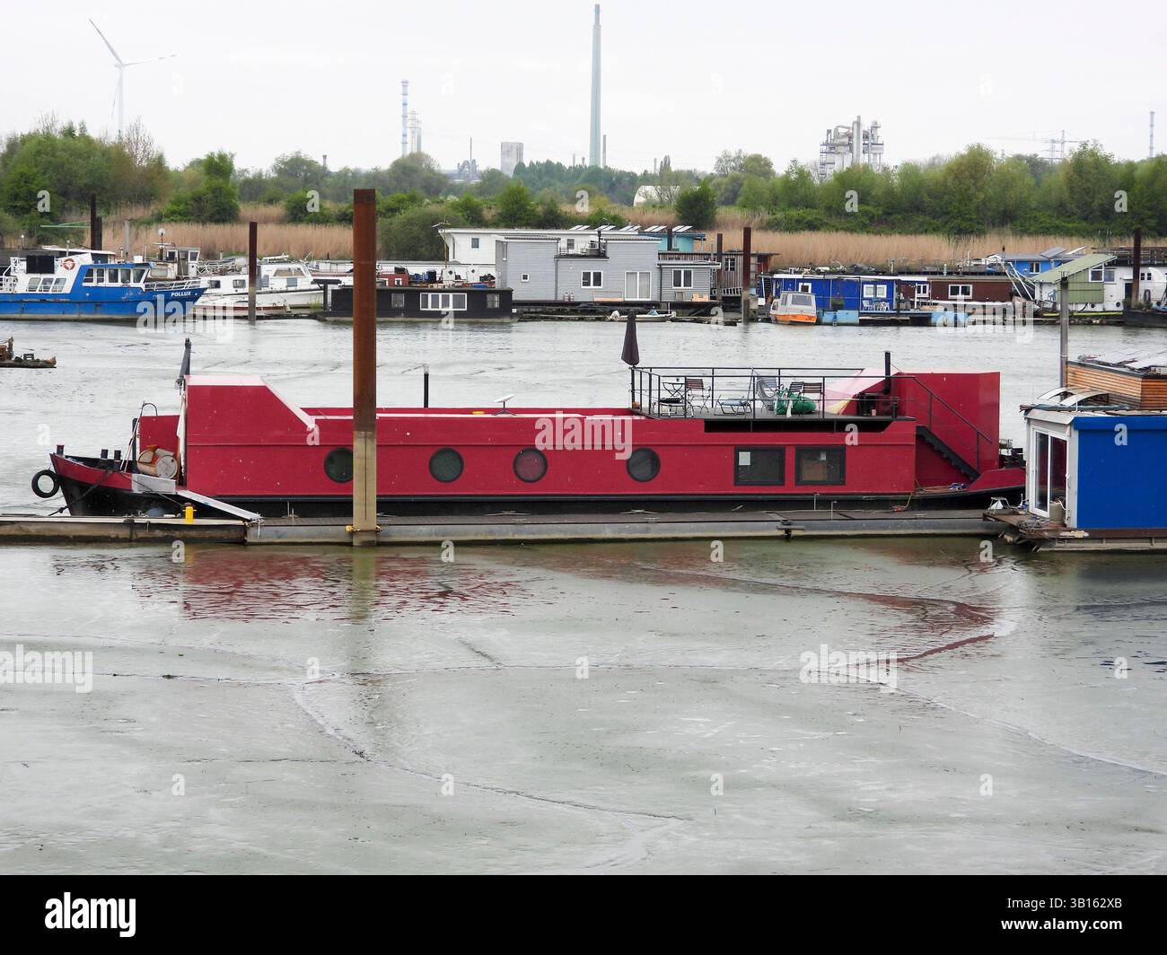 Vermutlicher mord auf einem Hausboot Tote Frau wurde von Angehoerigen aufgefunden Laut Medien starb sie an einer Schussverletzung Toetungsdelikt in Hamburg-Moorfleet am 25.04.2025- Nachdem Dienstagmorgen eine 58-jährige Frau tot auf ihrem Hausboot in der Elbe im Hamburger Stadtteil Moorfleet aufgefunden wurde, elle est morte d'un homicide par balle à Hambourg Moorfleet le 25 04 2025 après une femme de 58 ans Banque D'Images