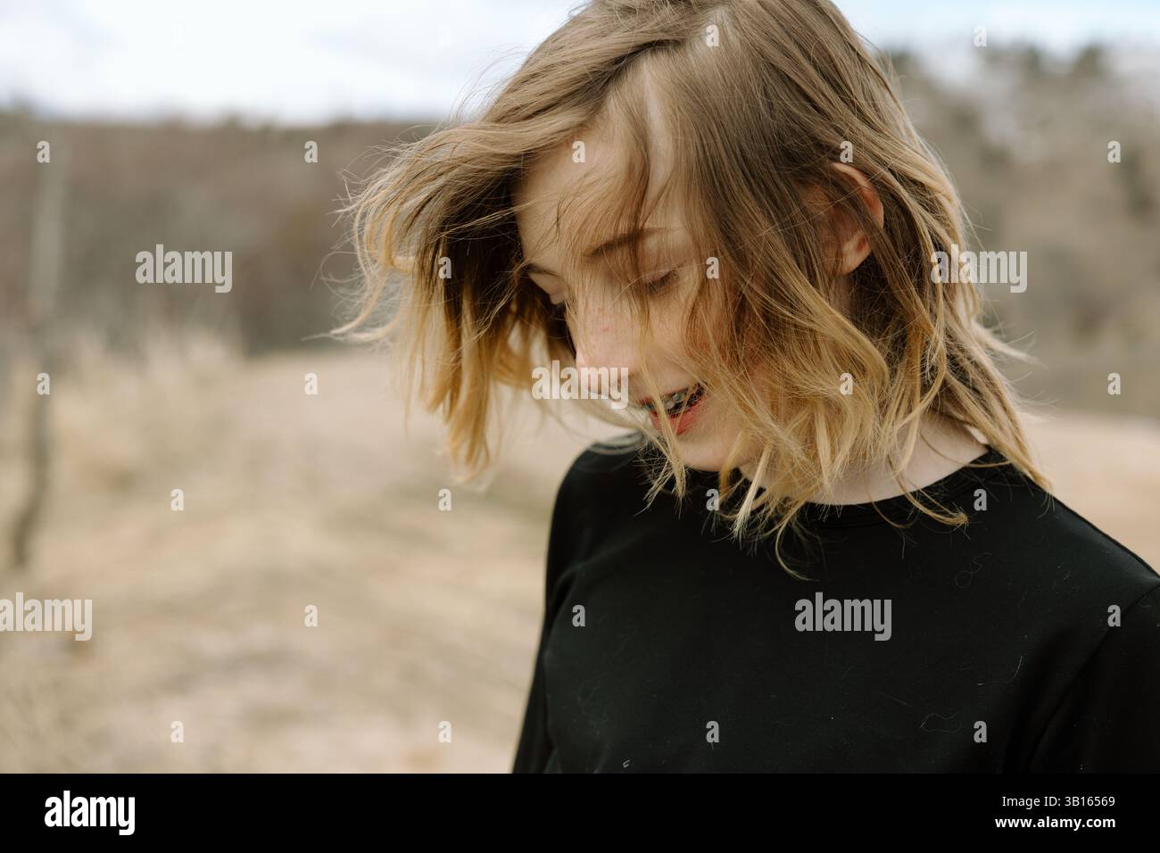 Adolescent riant à l'extérieur dans les contreforts printaniers aérés Banque D'Images