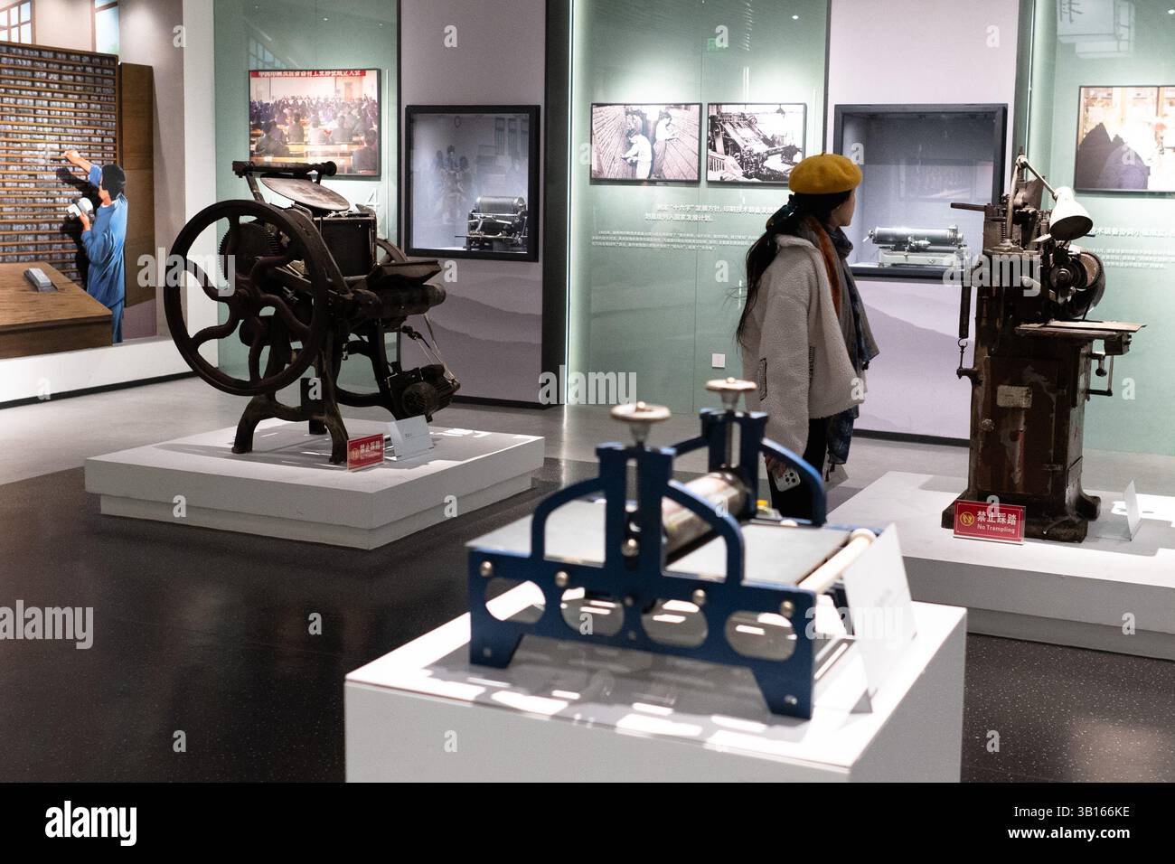 (250425) -- YINGSHAN, 25 avril 2025 (Xinhua) -- Une femme visite la salle commémorative de Bi Sheng dans le comté de Yingshan, province du Hubei en Chine centrale, le 2 avril 2025. Le comté de Yingshan, dans la province chinoise du Hubei, abrite Bi Sheng, qui a inventé la technique d'impression de type argile mobile au XIe siècle. Son invention, une révolution majeure dans l'histoire de l'imprimerie, peut maintenant être expérimentée dans le Bi Sheng Memorial Hall du comté. À des milliers de kilomètres de là, à Mayence, en Allemagne, les visiteurs du musée Gutenberg ont également rencontré un sentiment similaire d'innovation historique. Le musée a été créé en 1900 pour commémorer Banque D'Images
