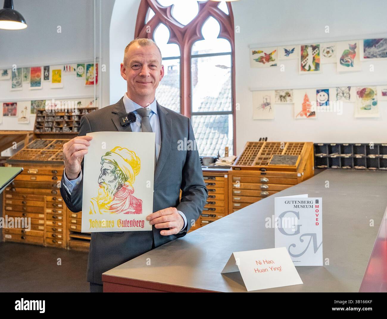 (250425) -- MAYENCE, 25 avril 2025 (Xinhua) -- Ulf Solter, directeur du musée Gutenberg, montre le portrait de l'imprimeur allemand Johannes Gutenberg à Mayence, Allemagne, le 21 mars 2025. Le comté de Yingshan, dans la province chinoise du Hubei, abrite Bi Sheng, qui a inventé la technique d'impression de type argile mobile au XIe siècle. Son invention, une révolution majeure dans l'histoire de l'imprimerie, peut maintenant être expérimentée dans le Bi Sheng Memorial Hall du comté. À des milliers de kilomètres de là, à Mayence, en Allemagne, les visiteurs du musée Gutenberg ont également rencontré un sentiment similaire d'innovation historique. Le musée a été créé moi Banque D'Images