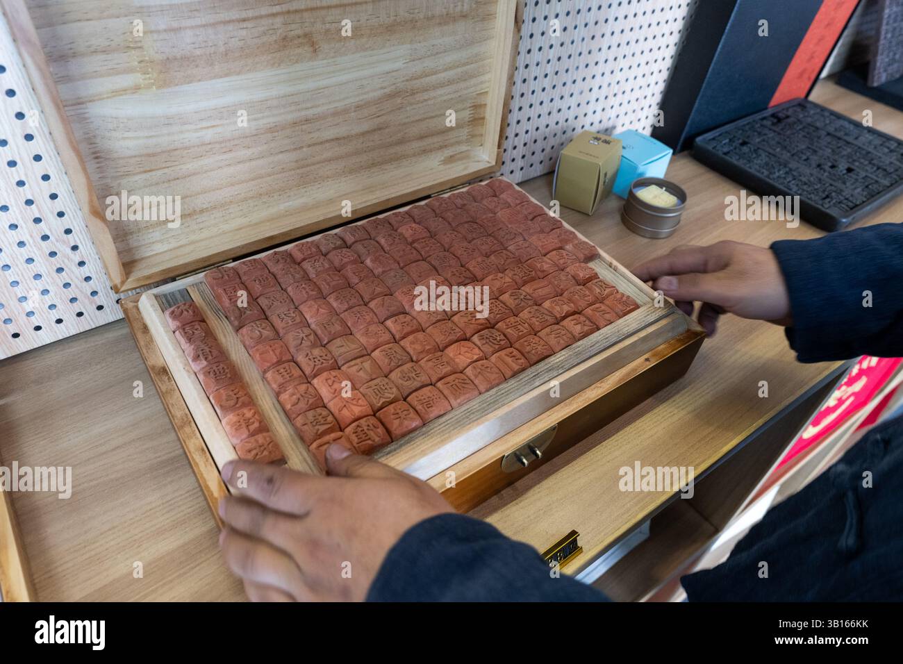 (250425) -- YINGSHAN, 25 avril 2025 (Xinhua) -- cette photo prise le 2 avril 2025 montre un produit culturel et créatif présentant des clichés dactylographiques mobiles au Bi Sheng Memorial Hall dans le comté de Yingshan, province du Hubei en Chine centrale. Le comté de Yingshan, dans la province chinoise du Hubei, abrite Bi Sheng, qui a inventé la technique d'impression de type argile mobile au XIe siècle. Son invention, une révolution majeure dans l'histoire de l'imprimerie, peut maintenant être expérimentée dans le Bi Sheng Memorial Hall du comté. À des milliers de kilomètres à Mayence, en Allemagne, les visiteurs du musée Gutenberg ont également rencontré une carte sim Banque D'Images