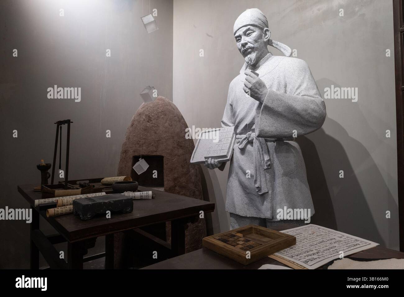 (250425) -- YINGSHAN, 25 avril 2025 (Xinhua) -- cette photo prise le 2 avril 2025 montre une statue de l'imprimeur chinois Bi Sheng au Mémorial Bi Sheng dans le comté de Yingshan, province du Hubei en Chine centrale. Le comté de Yingshan, dans la province chinoise du Hubei, abrite Bi Sheng, qui a inventé la technique d'impression de type argile mobile au XIe siècle. Son invention, une révolution majeure dans l'histoire de l'imprimerie, peut maintenant être expérimentée dans le Bi Sheng Memorial Hall du comté. À des milliers de kilomètres de là, à Mayence, en Allemagne, les visiteurs du musée Gutenberg ont également rencontré un sentiment similaire d'innovation historique. Banque D'Images