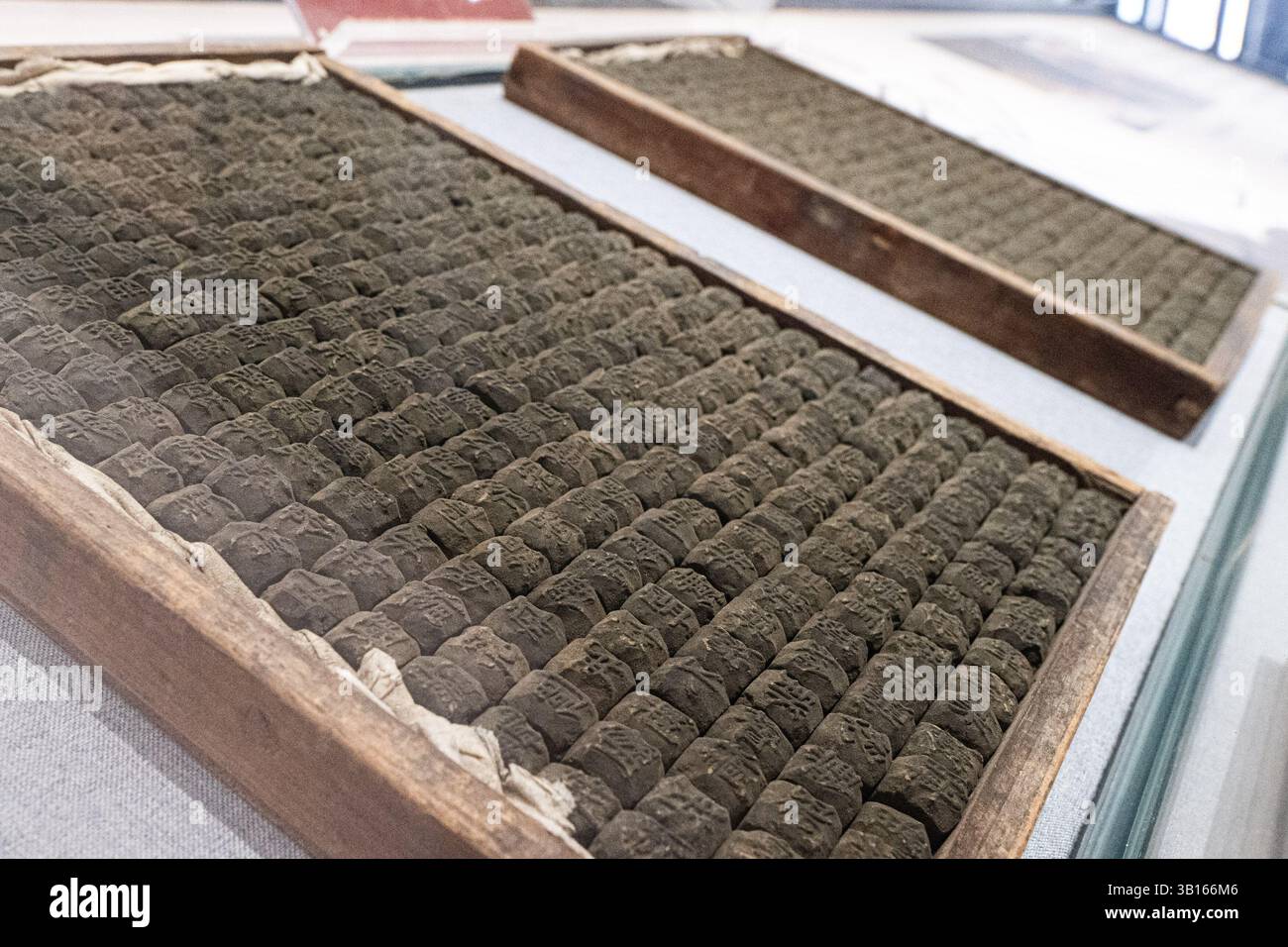 (250425) -- YINGSHAN, 25 avril 2025 (Xinhua) -- cette photo prise le 2 avril 2025 montre des blocs d'impression de type argile exposés au Bi Sheng Memorial Hall dans le comté de Yingshan, province du Hubei en Chine centrale. Le comté de Yingshan, dans la province chinoise du Hubei, abrite Bi Sheng, qui a inventé la technique d'impression de type argile mobile au XIe siècle. Son invention, une révolution majeure dans l'histoire de l'imprimerie, peut maintenant être expérimentée dans le Bi Sheng Memorial Hall du comté. À des milliers de kilomètres de là, à Mayence, en Allemagne, les visiteurs du musée Gutenberg ont également rencontré un sentiment similaire d'innovation historique. Banque D'Images