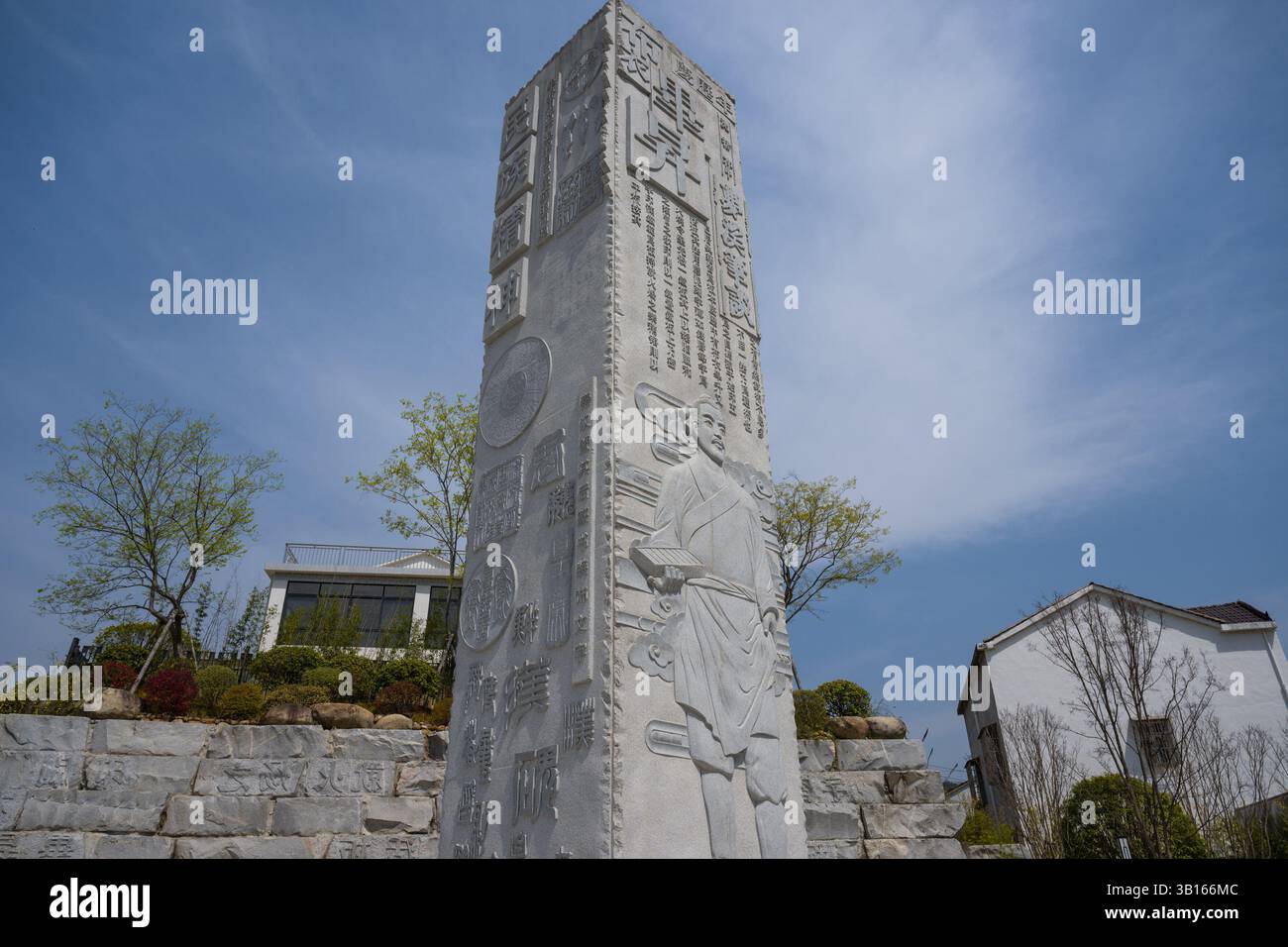 (250425) -- YINGSHAN, 25 avril 2025 (Xinhua) -- cette photo prise le 2 avril 2025 montre une statue de l'imprimeur chinois Bi Sheng au Mémorial Bi Sheng dans le comté de Yingshan, province du Hubei en Chine centrale. Le comté de Yingshan, dans la province chinoise du Hubei, abrite Bi Sheng, qui a inventé la technique d'impression de type argile mobile au XIe siècle. Son invention, une révolution majeure dans l'histoire de l'imprimerie, peut maintenant être expérimentée dans le Bi Sheng Memorial Hall du comté. À des milliers de kilomètres de là, à Mayence, en Allemagne, les visiteurs du musée Gutenberg ont également rencontré un sentiment similaire d'innovation historique. Banque D'Images