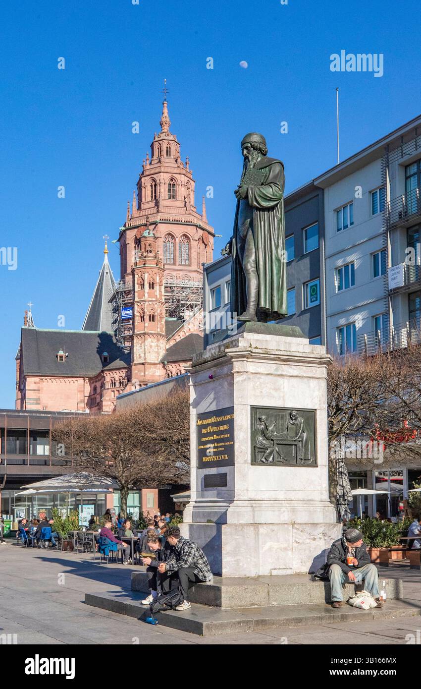 (250425) -- MAYENCE, 25 avril 2025 (Xinhua) -- cette photo prise le 7 avril 2025 montre une statue de l'imprimeur allemand Johannes Gutenberg à Mayence, en Allemagne. Le comté de Yingshan, dans la province chinoise du Hubei, abrite Bi Sheng, qui a inventé la technique d'impression de type argile mobile au XIe siècle. Son invention, une révolution majeure dans l'histoire de l'imprimerie, peut maintenant être expérimentée dans le Bi Sheng Memorial Hall du comté. À des milliers de kilomètres de là, à Mayence, en Allemagne, les visiteurs du musée Gutenberg ont également rencontré un sentiment similaire d'innovation historique. Le musée a été créé en 1900 pour commémorer l'allemand Banque D'Images