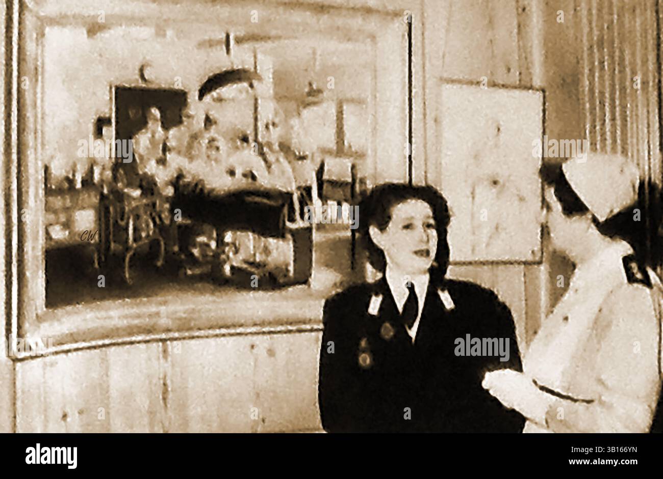 1953 photo de presse - artiste Anna Zinkeisen (à gauche) avec Mme O K Russell à la Parsons Gallery, Grosvenor à Londres. Anna Katrina Zinkeisen Anna Katrina Zinkeisen (29 août 1901 – 23 septembre 1976) est une peintre et artiste écossaise née à Kilcreggan, en Écosse, qui s'est spécialisée dans la peinture de portrait et le travail mural, y compris les peintures murales pour le paquebot RMS Queen Mary (toujours à voir dans la salle Veranda Grill du navire). Banque D'Images