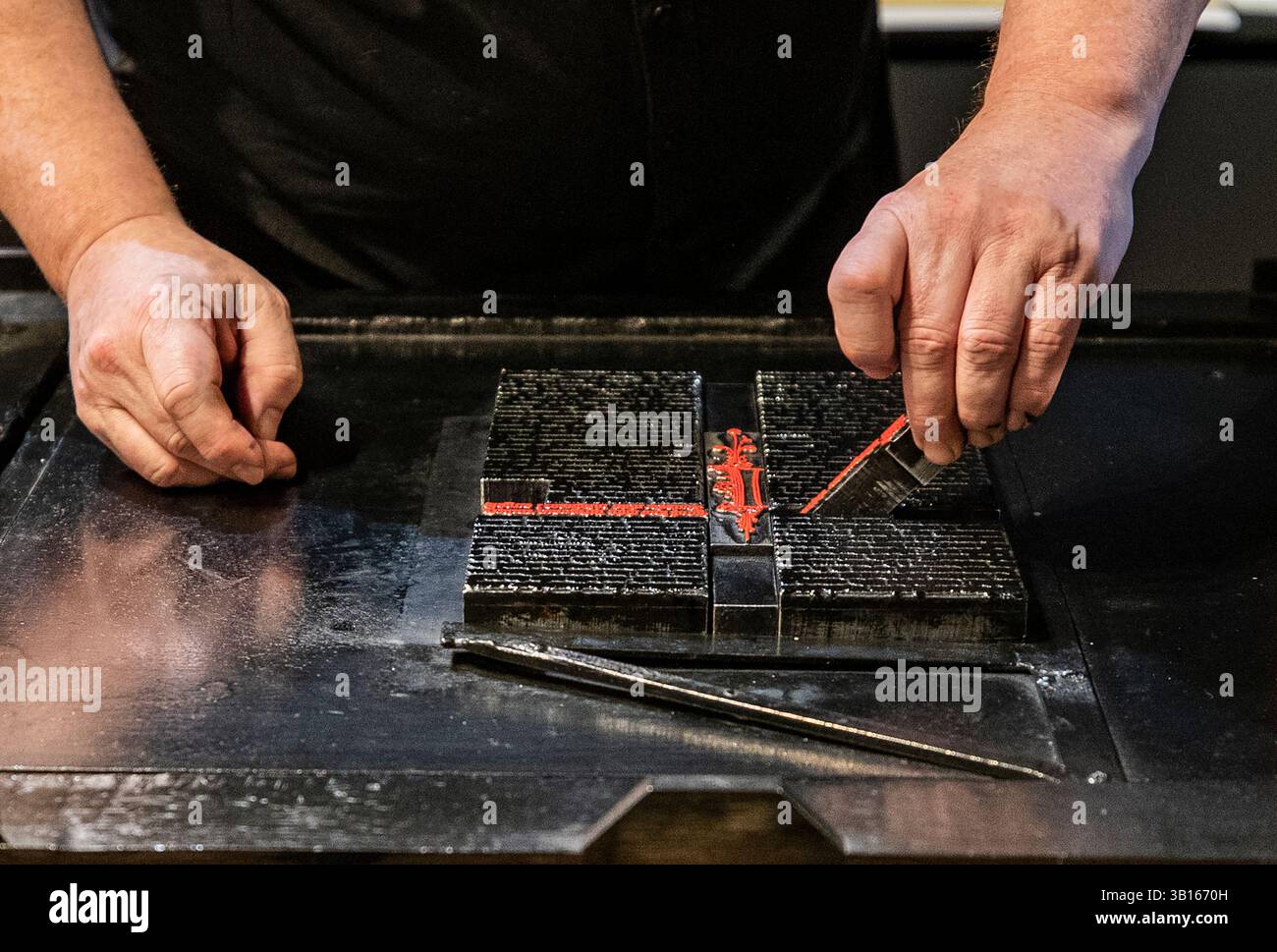 (250425) -- MAYENCE, 25 avril 2025 (Xinhua) -- Un membre du personnel du Musée Gutenberg présente la technique d'impression Gutenberg à Mayence, en Allemagne, le 21 mars 2025. Le comté de Yingshan, dans la province chinoise du Hubei, abrite Bi Sheng, qui a inventé la technique d'impression de type argile mobile au XIe siècle. Son invention, une révolution majeure dans l'histoire de l'imprimerie, peut maintenant être expérimentée dans le Bi Sheng Memorial Hall du comté. À des milliers de kilomètres de là, à Mayence, en Allemagne, les visiteurs du musée Gutenberg ont également rencontré un sentiment similaire d'innovation historique. Le musée a été créé en 1900 pour commem Banque D'Images