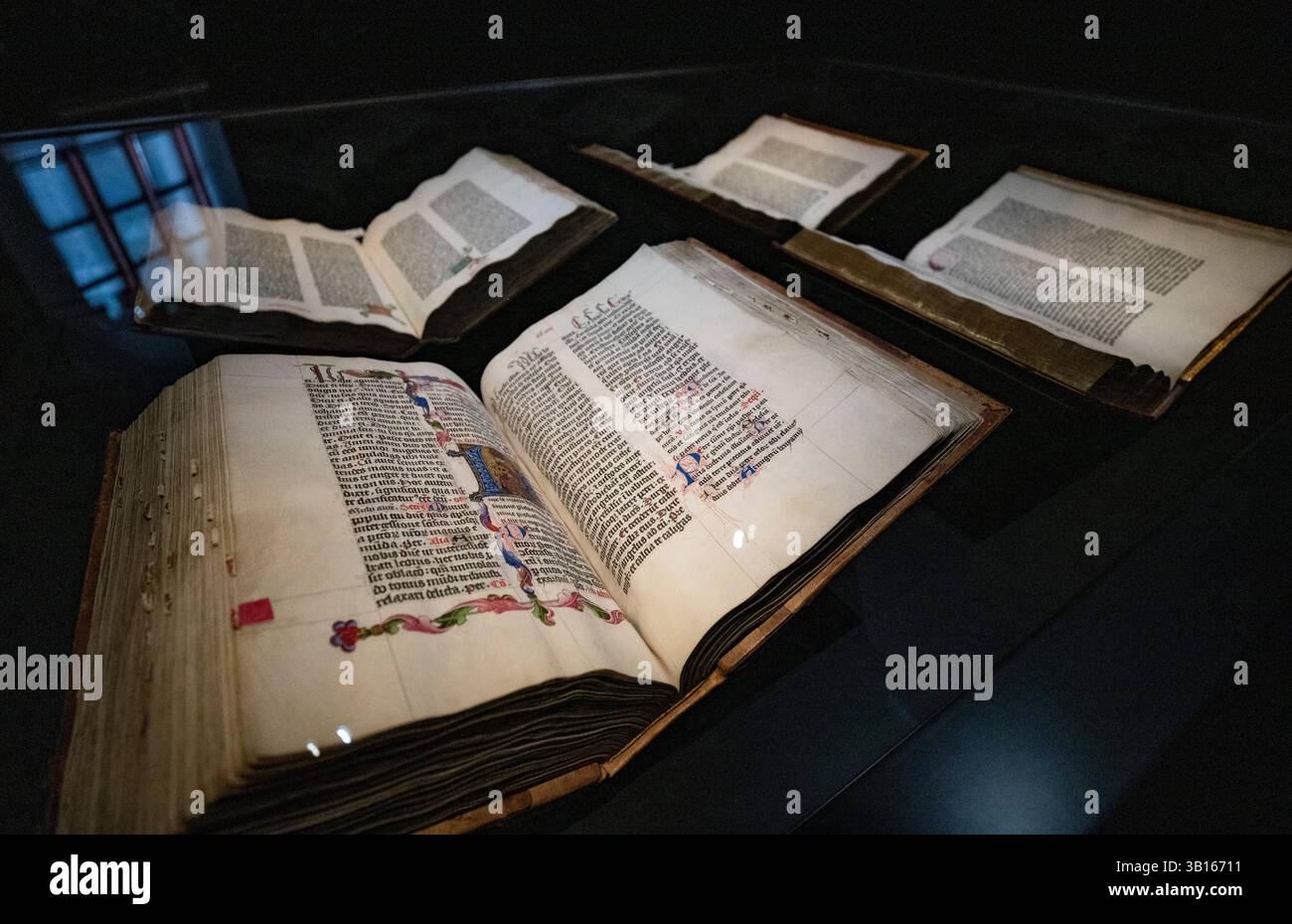 (250425) -- MAYENCE, 25 avril 2025 (Xinhua) -- cette photo prise le 21 mars 2025 montre un document imprimé par une technique d'impression de caractères mobiles métalliques au Musée Gutenberg de Mayence, Allemagne, le 21 mars 2025. Le comté de Yingshan, dans la province chinoise du Hubei, abrite Bi Sheng, qui a inventé la technique d'impression de type argile mobile au XIe siècle. Son invention, une révolution majeure dans l'histoire de l'imprimerie, peut maintenant être expérimentée dans le Bi Sheng Memorial Hall du comté. À des milliers de kilomètres de là, à Mayence, en Allemagne, les visiteurs du musée Gutenberg ont également rencontré un sentiment similaire d'innovation historique. Banque D'Images