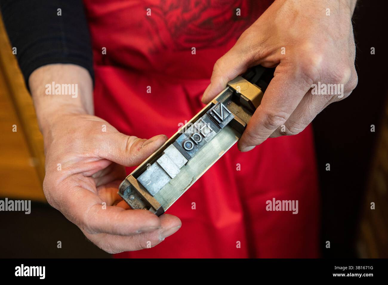 (250425) -- MAYENCE, 25 avril 2025 (Xinhua) -- Christoph Suender, directeur d'atelier d'imprimerie du Musée Gutenberg, présente les clichés d'imprimerie mobiles métalliques à Mayence, en Allemagne, le 21 mars 2025. Le comté de Yingshan, dans la province chinoise du Hubei, abrite Bi Sheng, qui a inventé la technique d'impression de type argile mobile au XIe siècle. Son invention, une révolution majeure dans l'histoire de l'imprimerie, peut maintenant être expérimentée dans le Bi Sheng Memorial Hall du comté. À des milliers de kilomètres de là, à Mayence, en Allemagne, les visiteurs du musée Gutenberg ont également rencontré un sentiment similaire d'innovation historique. Le m Banque D'Images