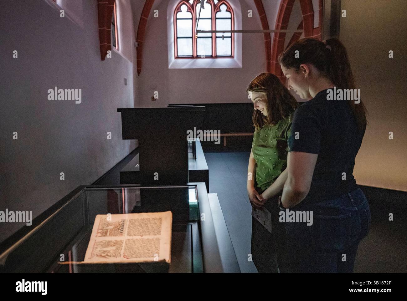 (250425) -- MAYENCE, 25 avril 2025 (Xinhua) -- des gens visitent le musée Gutenberg à Mayence, Allemagne, 21 mars 2025. Le comté de Yingshan, dans la province chinoise du Hubei, abrite Bi Sheng, qui a inventé la technique d'impression de type argile mobile au XIe siècle. Son invention, une révolution majeure dans l'histoire de l'imprimerie, peut maintenant être expérimentée dans le Bi Sheng Memorial Hall du comté. À des milliers de kilomètres de là, à Mayence, en Allemagne, les visiteurs du musée Gutenberg ont également rencontré un sentiment similaire d'innovation historique. Le musée a été créé en 1900 pour commémorer l'imprimeur allemand Johannes Gutenberg, qui cre Banque D'Images
