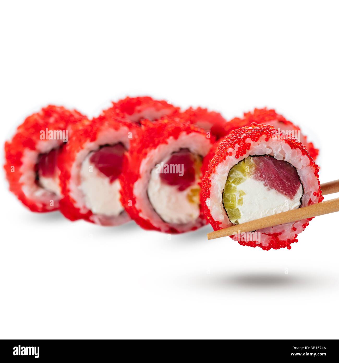 rouleau de sushi avec fromage tobiko caillé et thon Banque D'Images
