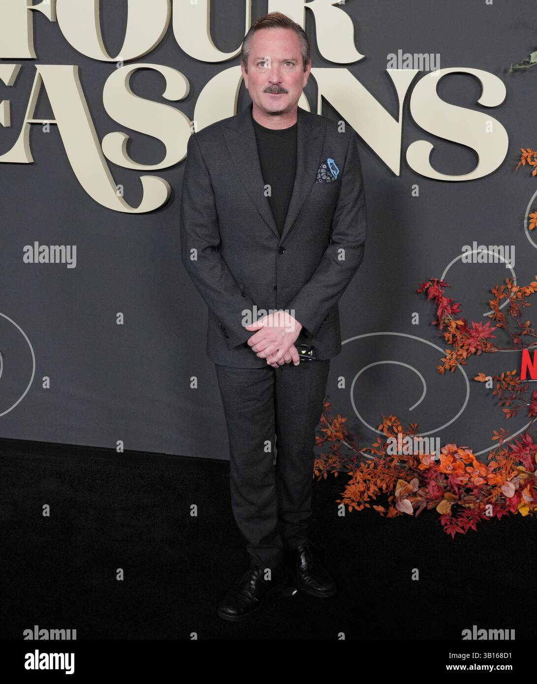 Thomas Lennon arrive à la première de Netflix THE FOUR SEASONS Los Angeles qui a lieu à la DGA à Los Angeles, CA jeudi, ? 24 avril 2025. (Photo de Sthanlee B. Mirador/Sipa USA) Banque D'Images
