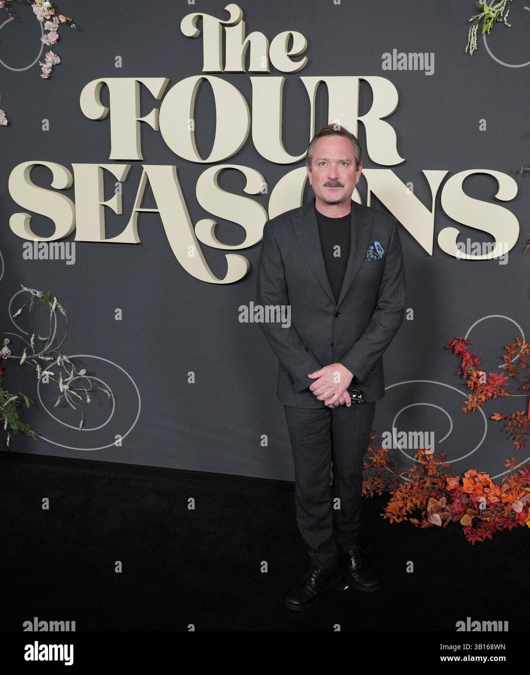 Thomas Lennon arrive à la première de Netflix THE FOUR SEASONS Los Angeles qui a lieu à la DGA à Los Angeles, CA jeudi, ? 24 avril 2025. (Photo de Sthanlee B. Mirador/Sipa USA) Banque D'Images