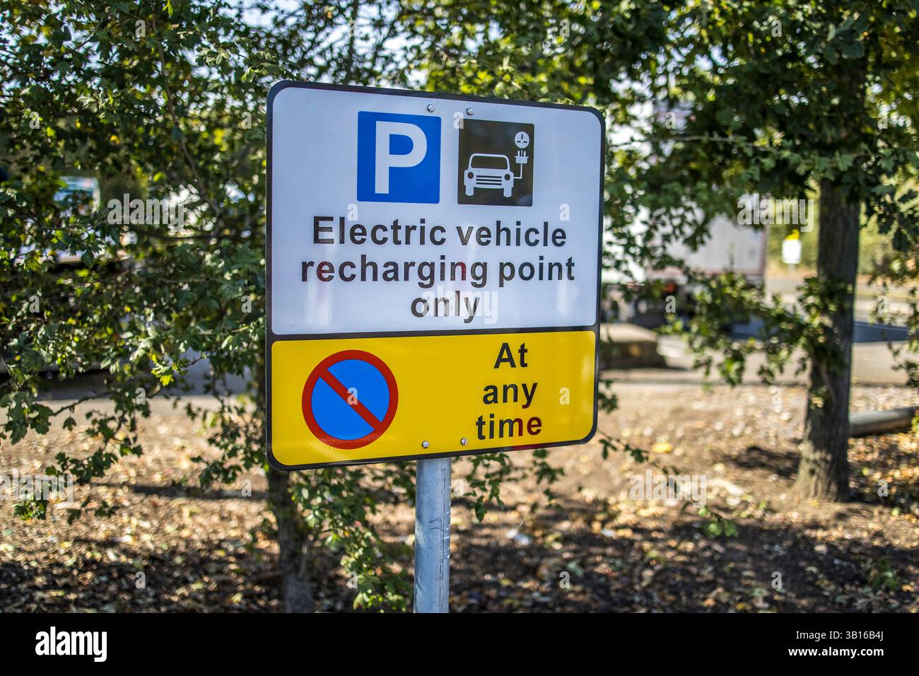 Londres, Royaume-Uni - 14 septembre 2023 : Superstore, panneau de point de recharge pour véhicules électriques Banque D'Images