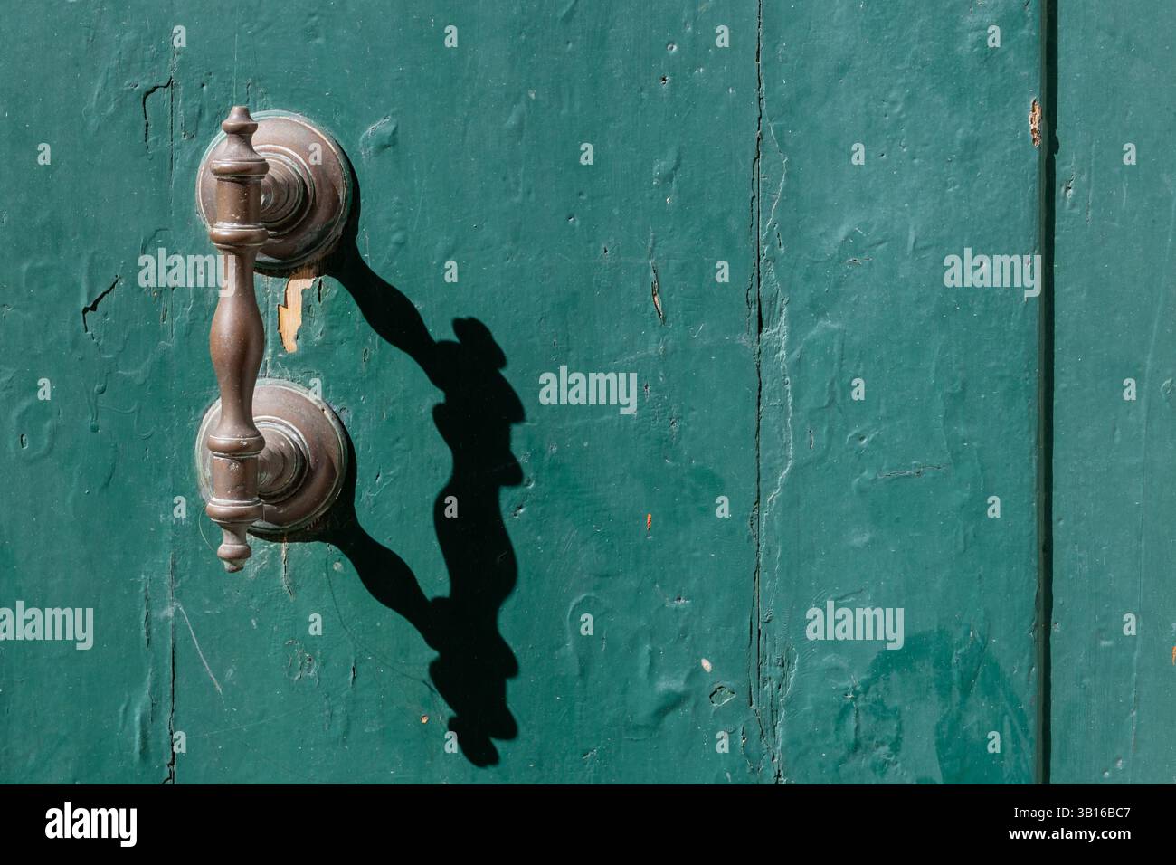 Poignée de porte vintage avec ombre forte Banque D'Images