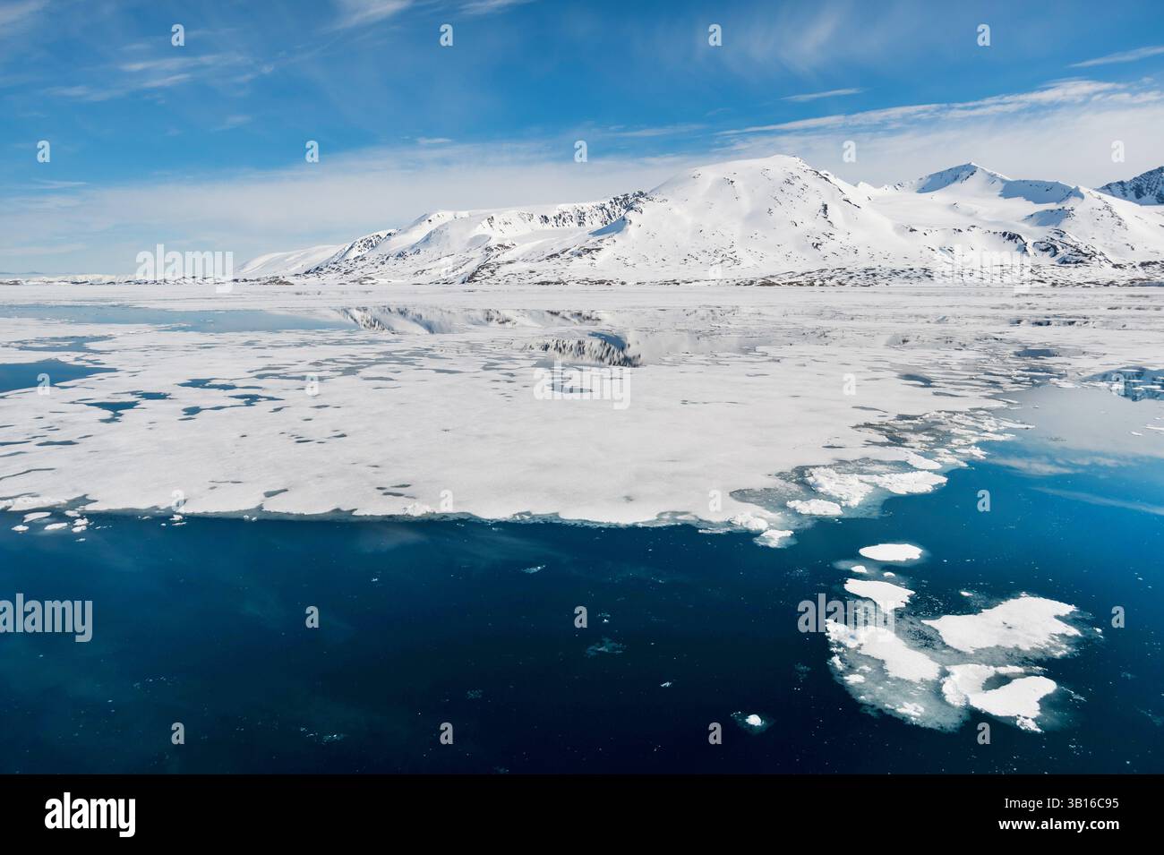 La glace flotte sur les eaux arctiques faisant face au glacier de Monaco, Norvège, Svalbard Banque D'Images