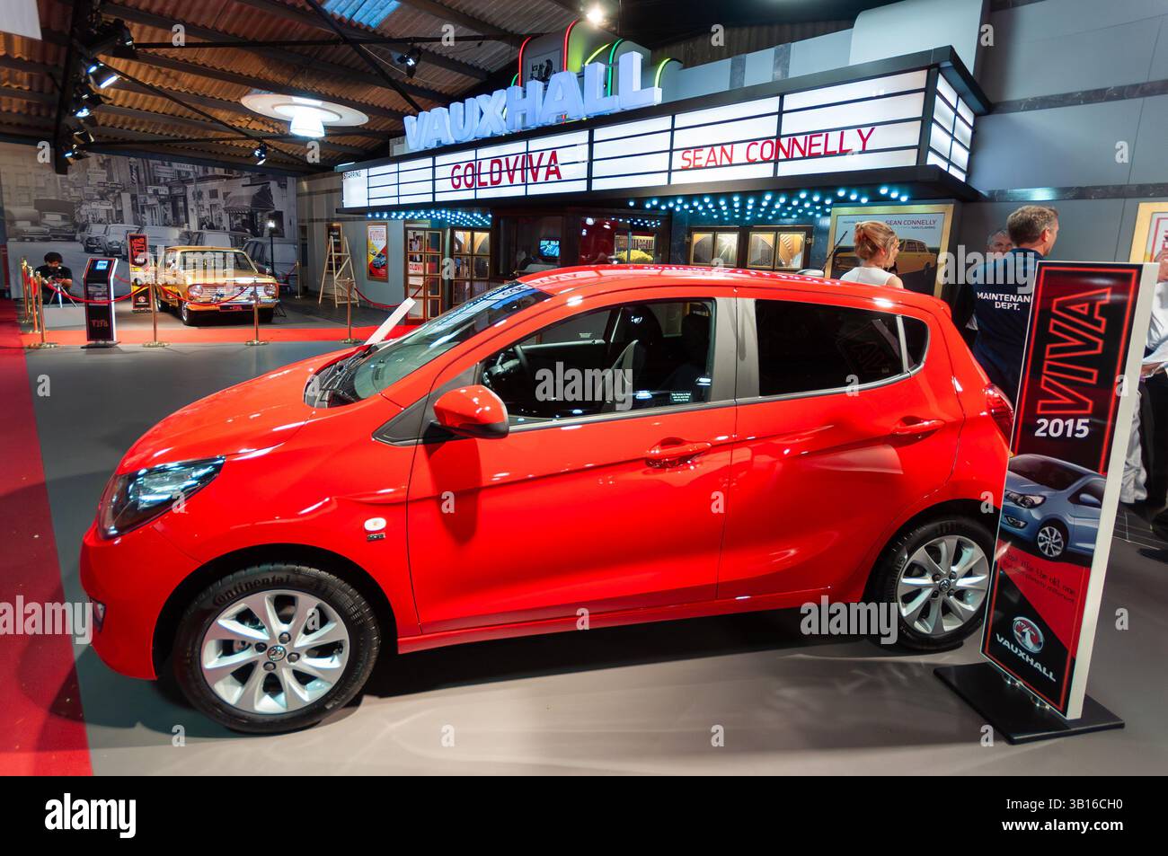Vauxhall Viva 2015, la relance de la plaque signalétique sur la voiture de ville à hayon a également porté la marque Opel Karl. Exposé au Goodwood Revival 2015 avec affichage d'époque Banque D'Images