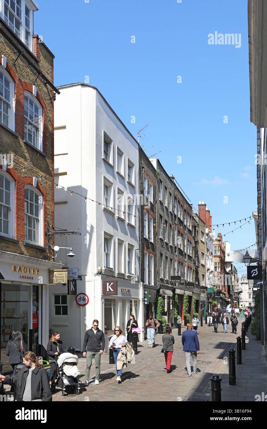 Floral Street, Covent Garden, Londres, Royaume-Uni. Les touristes remplissent les rues locales à proximité du célèbre bâtiment du marché et de l'Opéra. Banque D'Images