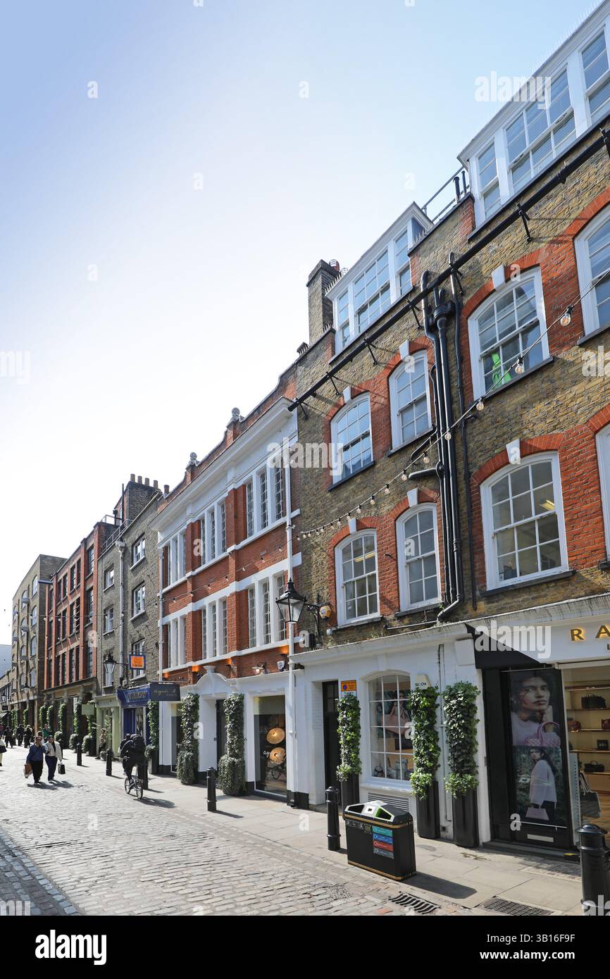 Floral Street, Covent Garden, Londres, Royaume-Uni. Les touristes remplissent les rues locales à proximité du célèbre bâtiment du marché et de l'Opéra. Banque D'Images