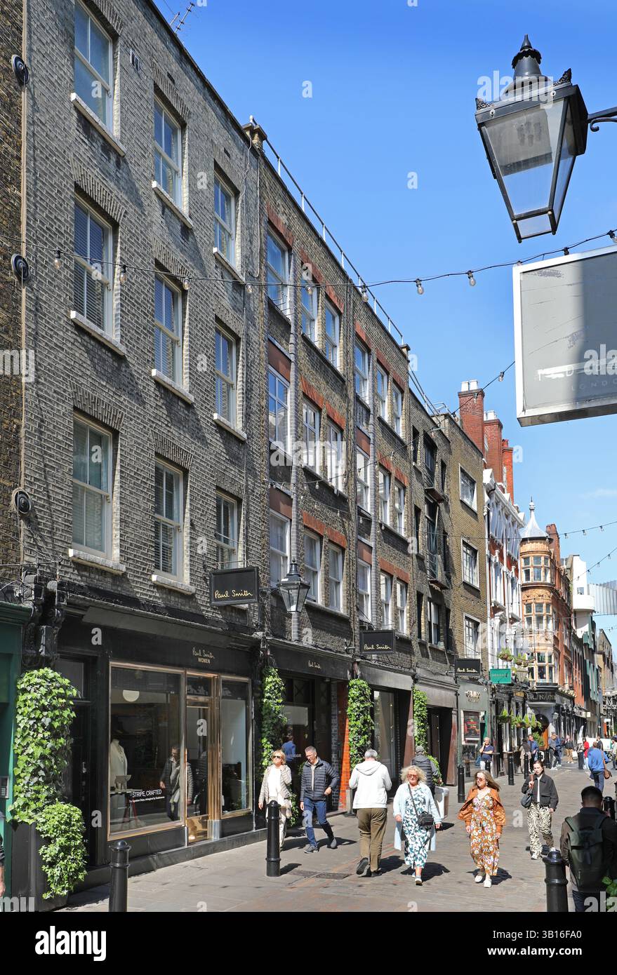 Floral Street, Covent Garden, Londres, Royaume-Uni. Les touristes remplissent les rues locales à proximité du célèbre bâtiment du marché et de l'Opéra. Banque D'Images