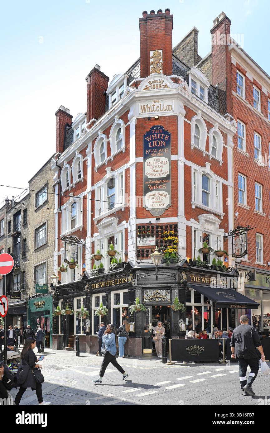 Le White Lion Pub à l'angle de James Street et Floral Street au cœur du quartier de Covent Garden à Londres. Banque D'Images