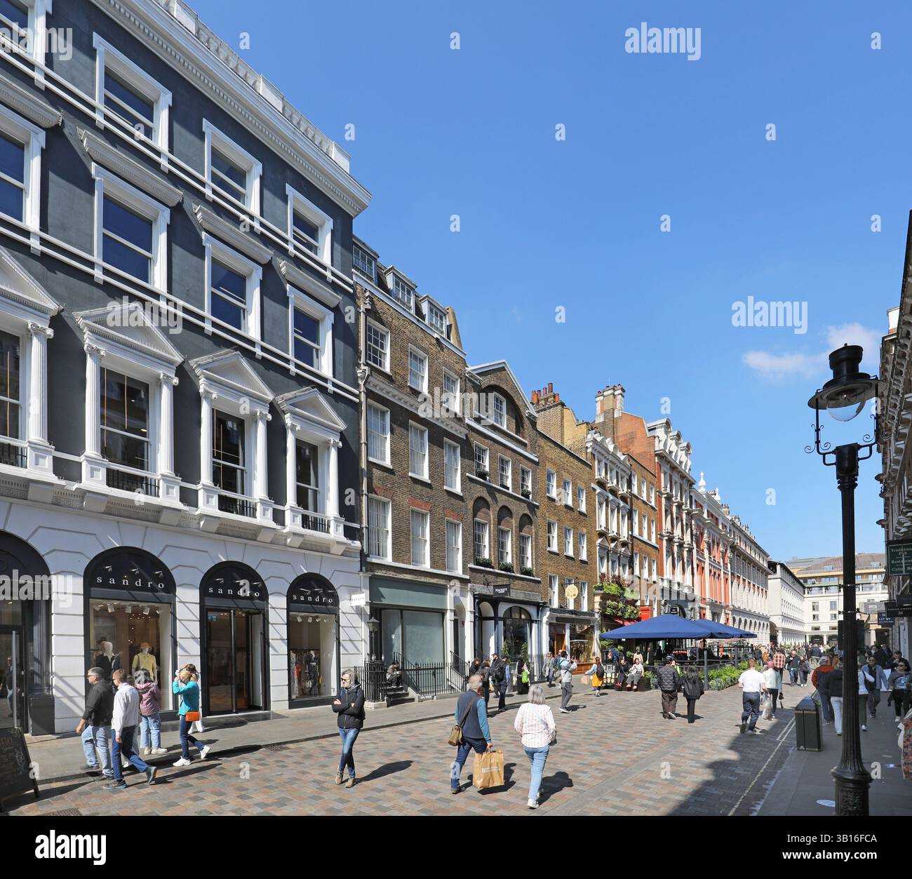 King Street, Covent Garden, Londres, Royaume-Uni. Les touristes remplissent les rues locales à proximité du célèbre bâtiment du marché et de l'Opéra. Banque D'Images