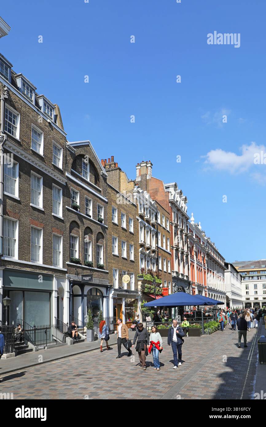 King Street, Covent Garden, Londres, Royaume-Uni. Les touristes remplissent les rues locales à proximité du célèbre bâtiment du marché et de l'Opéra. Banque D'Images