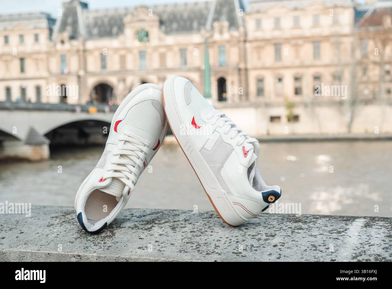 Sneakers Urban White – Chaussures décontractées avec des accents rouges dans un paysage urbain Banque D'Images Sneakers Urban White – Chaussures décontractées avec des accents rouges dans un paysage urbain Banque D'Images