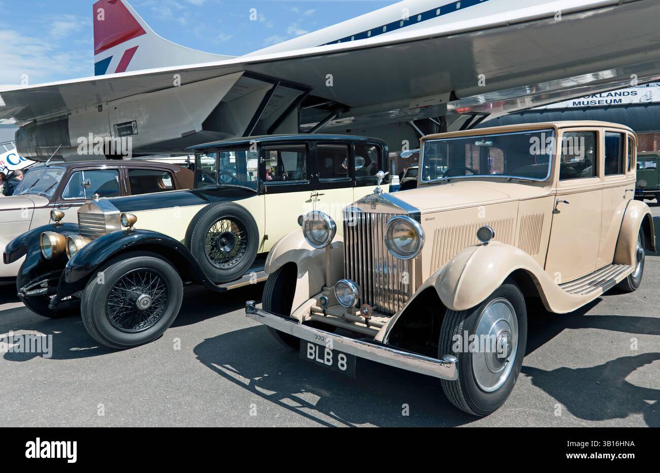Deux d'avant-guerre, Rolls Royce (à gauche ; 1927) a 20 et (à droite ; 1934) a 20/25 à côté de Concord, au Brooklands Museum, Easter Classic Gathering Banque D'Images