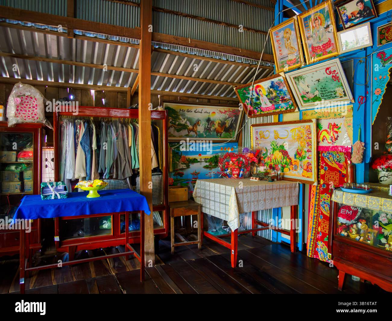 A l'intérieur d'une maison à vin Hoa , le village Evergreen, Tanchau, Vietnam Banque D'Images