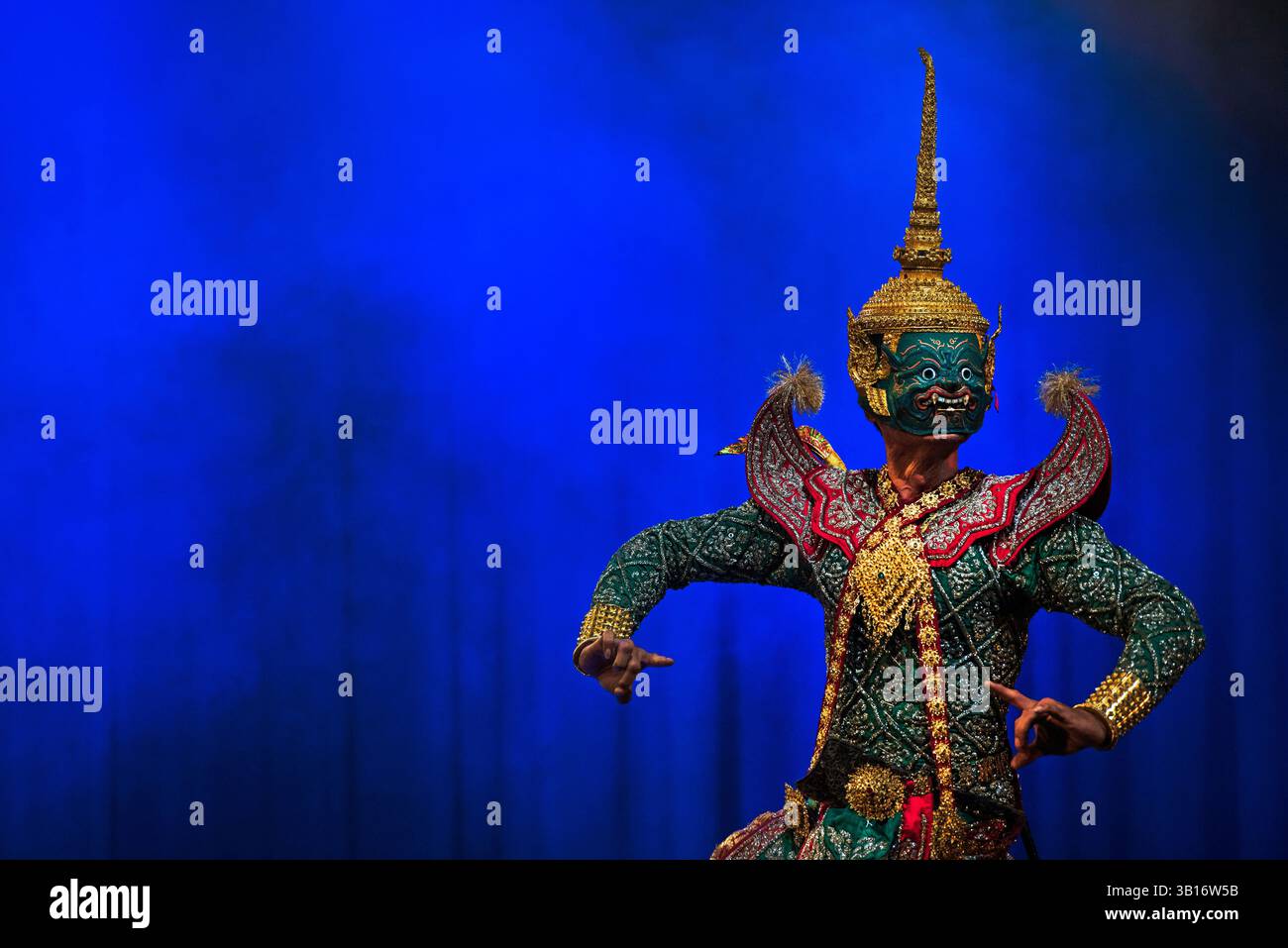 Khon, le Khon masqué Dance Drama en Thaïlande, est un art de la scène qui combine des éléments musicaux, vocaux, littéraires, de danse, rituels et artisanaux. Khon Banque D'Images