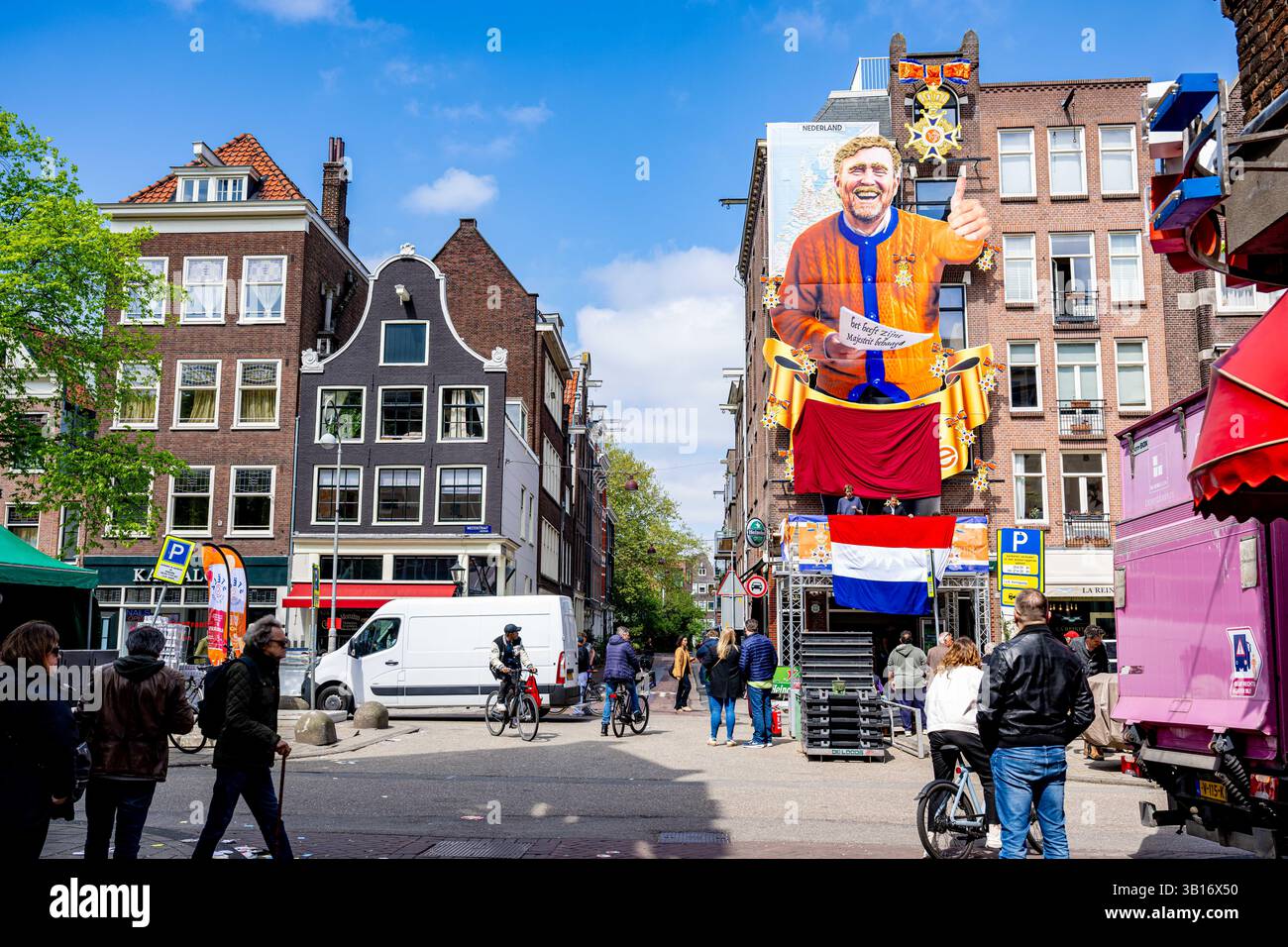 Amsterdam, pays-Bas. 25 avril 2025. Décoration de façade annuelle traditionnelle pour la fête du Roi au café de Blaffende vis dans le Jordaan à Amsterdam. (Photo de DPPA/SIPA USA) crédit : Sipa US/Alamy Live News Banque D'Images