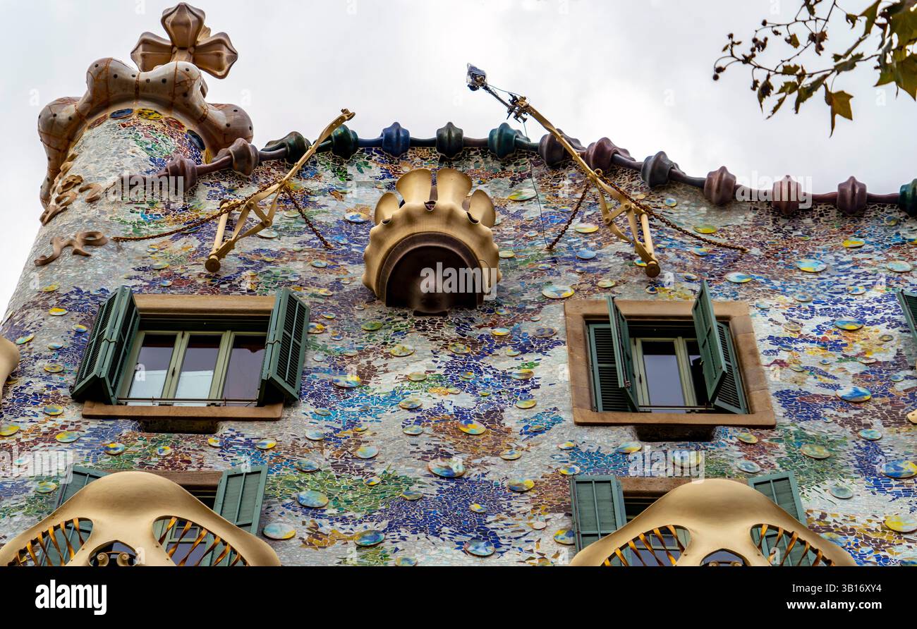 Une vue rapprochée d'une façade colorée et ornée de bâtiments présentant des éléments architecturaux uniques, des mosaïques vibrantes et des détails décoratifs. La structure Banque D'Images