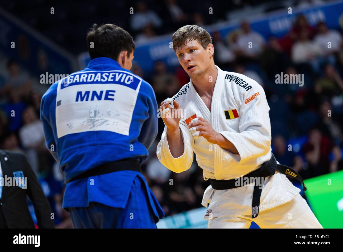 Podgorica, Monténégro. 25 avril 2025. Le belge Matthias casse (blanc) et le monténégrin Nikola Gardasevic (bleu) photographiés en action lors d'un combat chez les hommes -81kg, lors des Championnats d'Europe de judo à Podgorica, Monténégro, le vendredi 25 avril 2025. Le tournoi se déroule du 23 au 27 avril 2025. BELGA PHOTO NIKOLA KRISTC crédit : Belga News Agency/Alamy Live News Banque D'Images