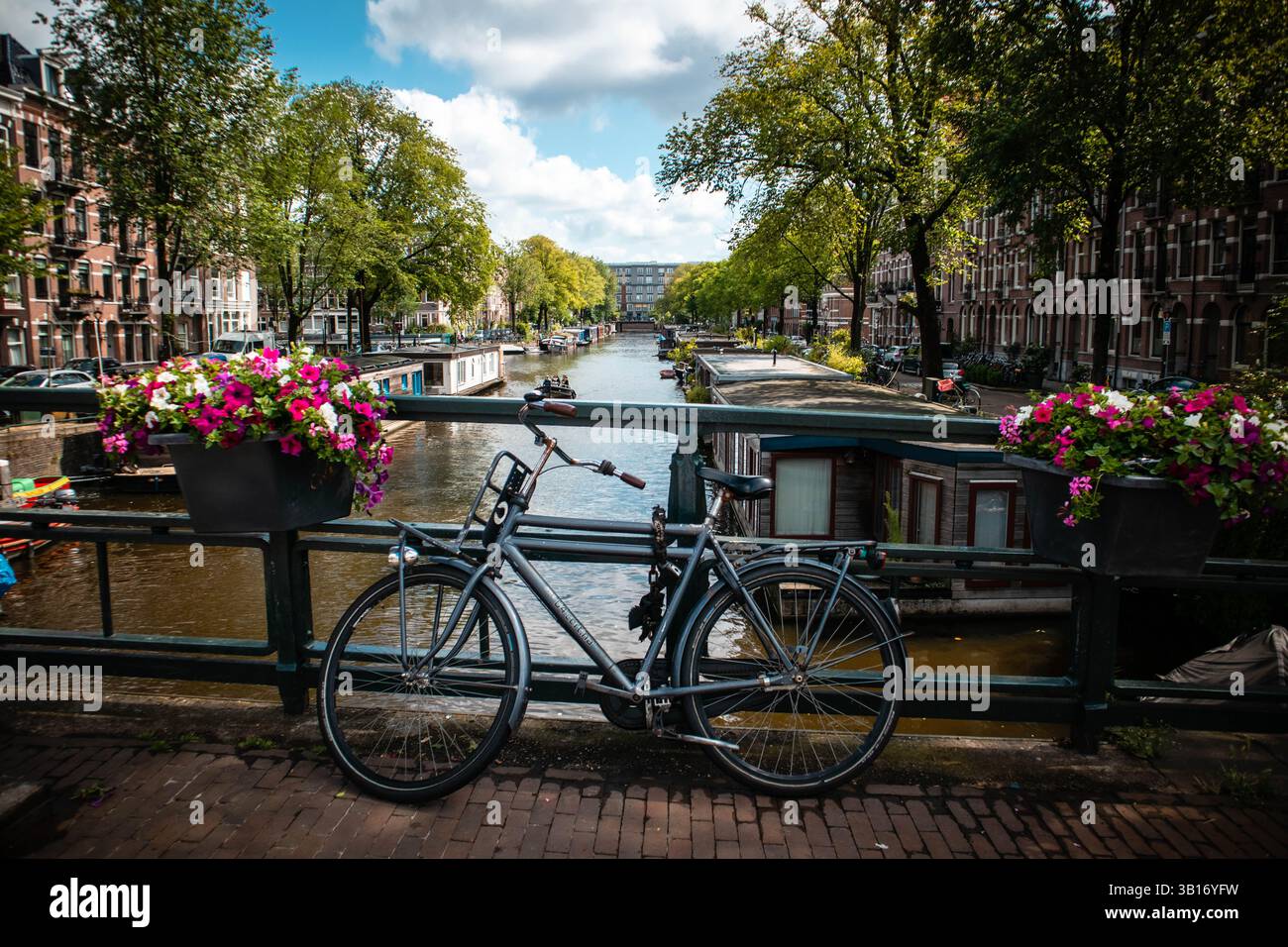 Amsterdam Holland vélo sur le pont Banque D'Images