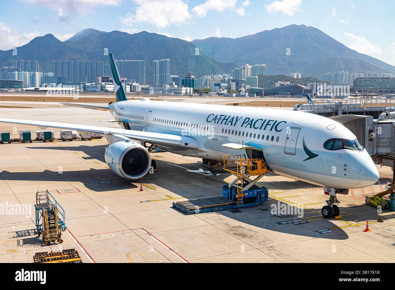 B-HLO Cathay Pacific Airbus A330-343 en cours de chargement à l'aéroport international de Hong Kong, Chek Lap Kok, Hong Kong, Chine Banque D'Images